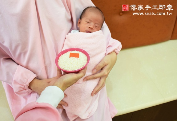 方弟弟(新北中和區到府嬰兒寶寶滿月剃頭理髮、免費到府嬰兒剃胎毛儀式吉祥話)。到府剃頭剃胎毛主持、專業拍照、DVD光碟、證書。★購買「臍帶章、肚臍章、胎毛筆刷印章」贈送：剃頭、收涎、抓周，三選一。2015.11.19 照片6